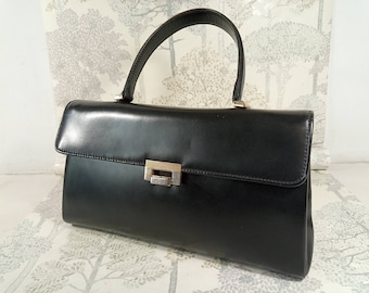 Sac/sac à main/sac à main en cuir de veau box noir vintage français des années 1960. Véritable sac vintage en cuir de veau box noir. Fabriqué en France.