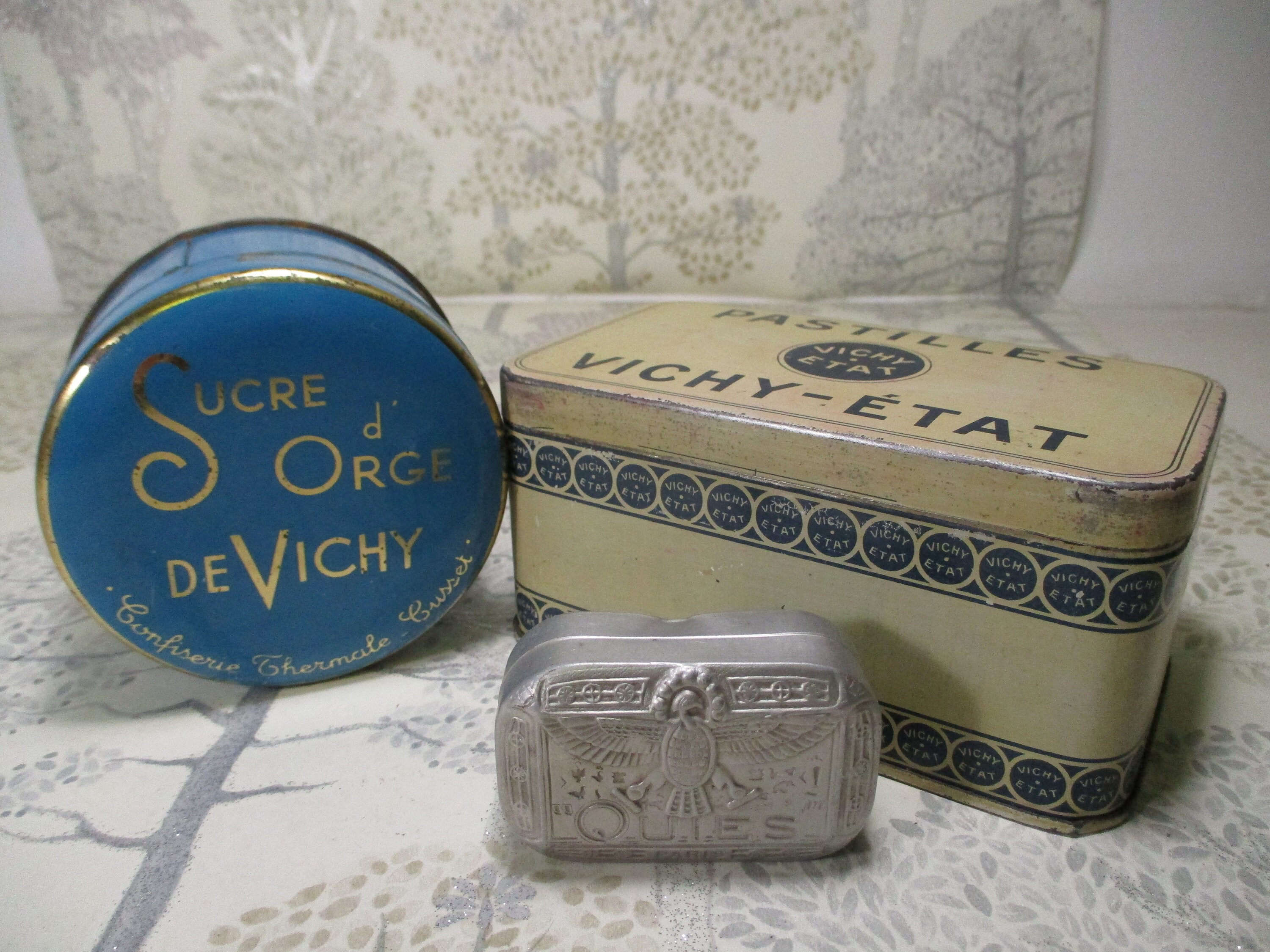 3 Boîtes de Conserve Français Publicitaires Vichy Etat Pastilles Quies Egyptian Tin Paris et Sucre d