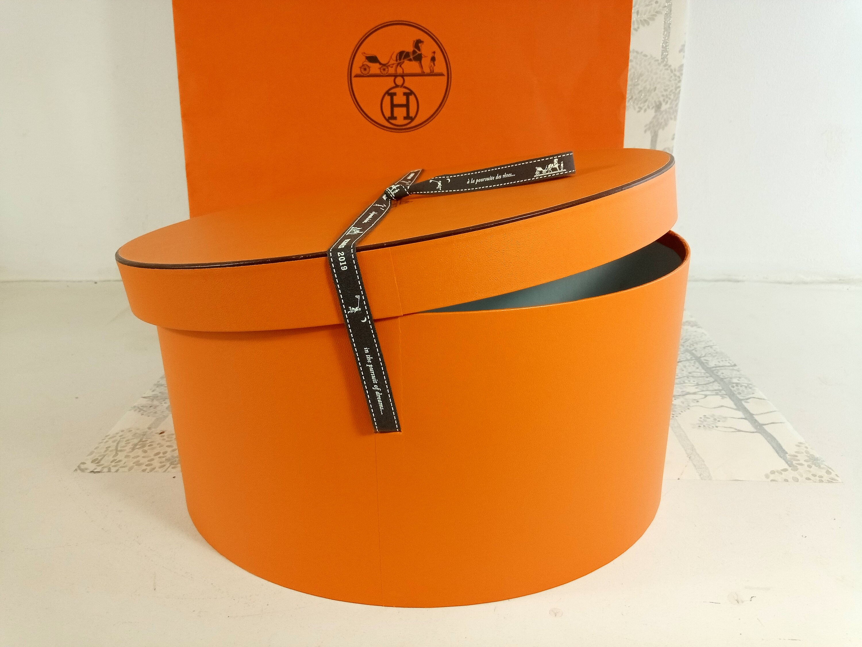 Grosgrain Paper Round Hat Box With a Strap 45cm Diameter, 35cm Diameter,  20cm Height/ethically Made With Recycled Paper Made in Japan 