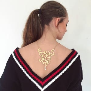 Grand collier abstrait de déclaration d’or , collier de dossard de déclaration pour des femmes, cadeau de vacances pour elle.