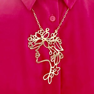 Blomsterdamhalsband / Original design Handgjort 14K guldpläterat mässingshänge / Unik design / Stort hänge / Modesmycken