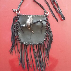 Petit sac bandoulière cuir noir brut franges 21x22cm cousu main plumes perles boho hippie chic bohème gipsy