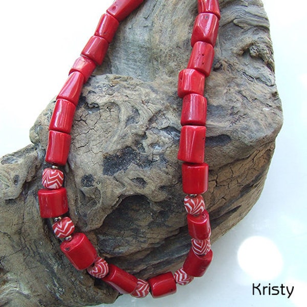 Collier corail rouge profond et blanc perles de Murano chic style ethnique tribal look africain perles