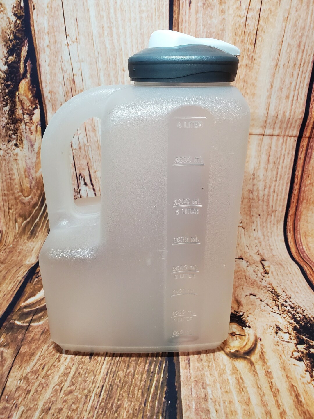 Rubbermaid Servin Saver 4 Quart 4 L Juice/Beverage Pitcher Container 0231