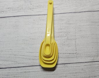 Vintage Rubbermaid Measuring Spoon Set of 6 w/ Ring - Yellow - 1980s