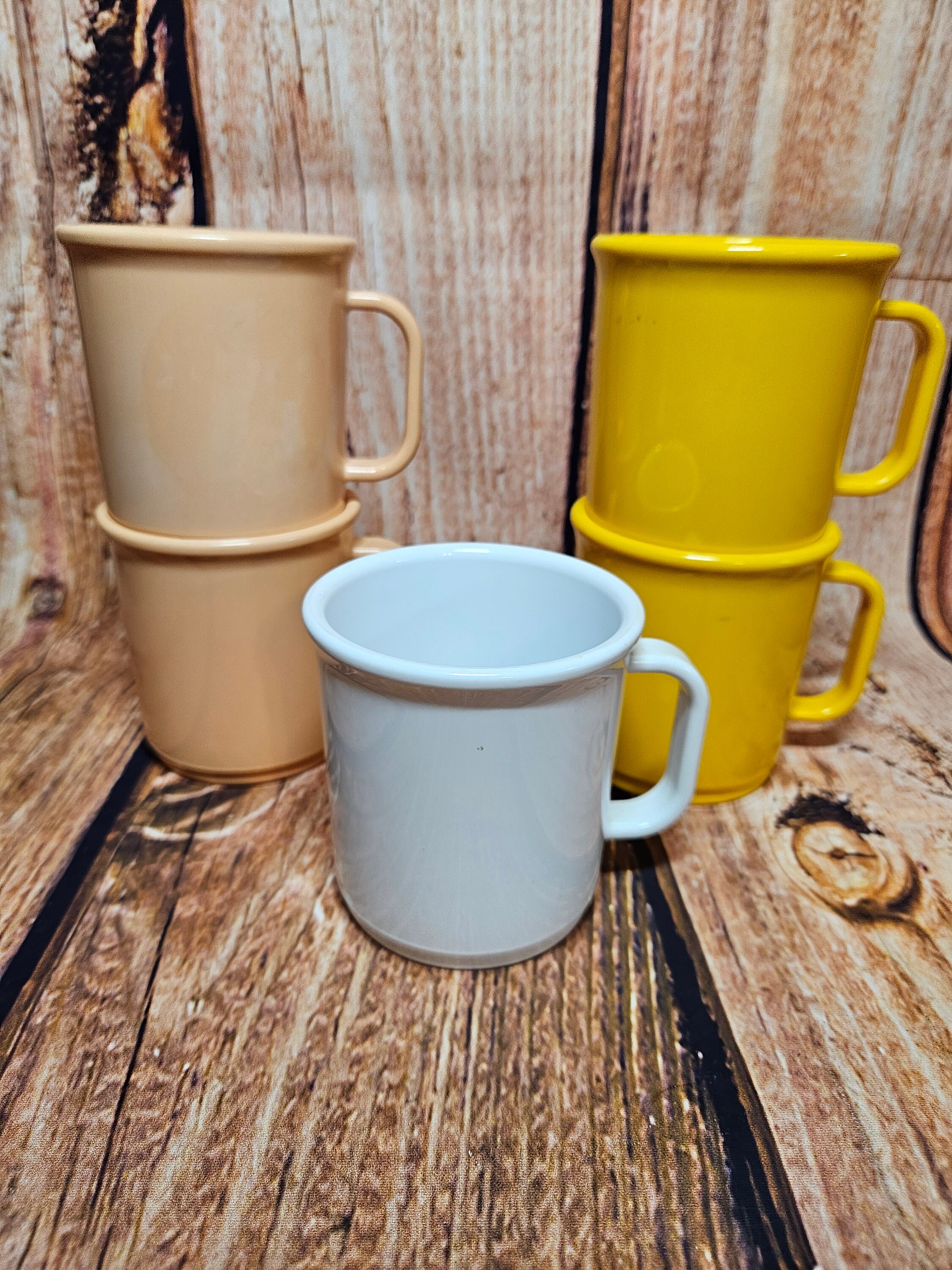 4 Vtg. Rubbermaid #3819 Ribbed Yellow Plastic 3.5 Mugs coffee Cups  Stackable
