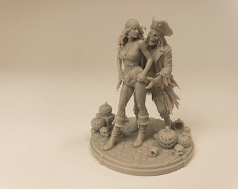 Puede incluir: Una figura de resina gris monocromática que muestra a una figura femenina de pie y una figura de pirata esquelético detrás. La base está decorada con varias calabazas talladas y pequeñas calaveras, sobre una plataforma circular con textura.