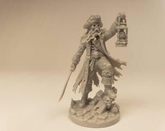 Puede incluir: Una figura miniatura de resina gris de un pirata esquelético con un abrigo largo andrajoso y un sombrero de tres picos. La figura sostiene una linterna en una mano levantada y una espada en la otra, sobre una base decorada con calaveras.