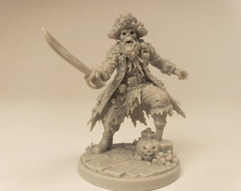 Puede incluir: Una figura miniatura de resina gris de un capitán pirata esquelético con un abrigo andrajoso y un sombrero de tres picos. La figura sostiene un alfanje en una mano y se apoya sobre una base circular con una calabaza tallada y tablones.