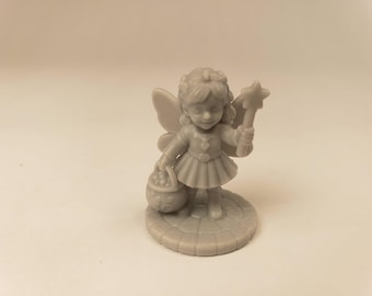 Puede incluir: Una figura monocromática de color gris claro de un hada de pie sobre una base circular de adoquines. El hada tiene alas, viste un vestido con cinturón y sostiene una varita con forma de estrella en una mano y una pequeña cesta redonda en la otra.