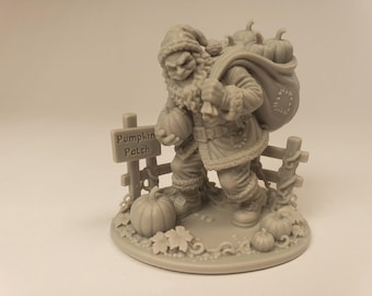 Puede incluir: Una figura de resina gris monocromática de un personaje barbudo con abrigo con capucha que lleva un saco grande lleno de calabazas al hombro. El personaje sostiene una calabaza en la mano, junto a un letrero que dice Pumpkin Patch y una valla.