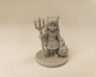 Puede incluir: Una figura miniatura de resina de color gris claro sin pintar que representa a un personaje con cuernos, pelo largo y vestido. La figura sostiene un tridente de tres puntas en una mano y lleva un pequeño caldero redondo en la otra, sobre una base.