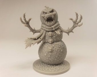 Puede incluir: Una figura miniatura de resina gris de un muñeco de nieve amenazante con cabeza de calabaza, dientes afilados y brazos en forma de ramas con garras. La figura lleva una bufanda y tiene tres botones pequeños en forma de calavera en su cuerpo.