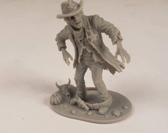 Puede incluir: Una figura miniatura de resina gris de un vaquero zombi con un abrigo desgarrado, un sombrero de ala ancha con una insignia de estrella y un pañuelo. La figura se apoya sobre una base ovalada con una pequeña calabaza y un cráneo animal.