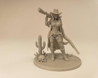 Puede incluir: Una figura en miniatura de resina gris sin pintar de una vaquera con sombrero de vaquero, chaleco y botas. La figura sostiene un rifle sobre un hombro y una pistola en la otra mano. Junto a la figura hay un pequeño cactus y un cráneo humano.