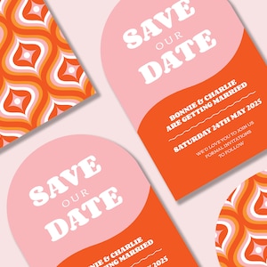 Plantilla de tarjeta de invitación de boda con diseño retro de los años 70, con diseño de Save the Date, estampado colorido de los años 70, estilo boho hippie, color naranja y rosa