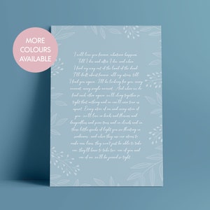 Puede incluir: Una impresión de arte imprimible azul claro con un poema sobre el amor y la eternidad. El poema dice: "Te amaré para siempre pase lo que pase. Hasta que muera y después de morir, y cuando encuentre mi camino fuera de la tierra de los muertos, flotaré para siempre, todos mis átomos hasta que te encuentre. Te estaré buscando en cada momento, en cada instante. Y cuando nos encontremos de nuevo, nos abrazaremos tan fuerte que nada ni nadie podrá jamás separarnos. Cada átomo de mí y cada átomo de ti... viviremos en pájaros y flores y libélulas y pinos y en nubes y en esas pequeñas motas de luz que ves flotando en los rayos del sol. Y cuando usen nuestros átomos para crear nuevas vidas, no podrán simplemente tomar uno, tendrán que tomar dos, uno de ti y uno de mí, estaremos unidos para siempre."