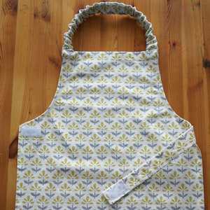 DAISIES, Montessori inspired apron