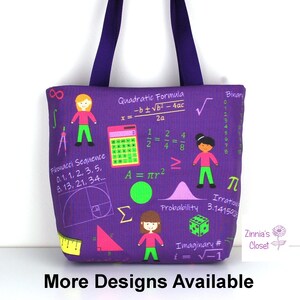 Peut inclure: Sac fourre-tout violet avec un imprimé coloré d'équations mathématiques, de symboles et d'illustrations. Le sac présente une calculatrice, une boussole, un dé et une fille avec une chemise rose et un pantalon vert. Le texte sur le sac comprend "Formule quadratique", "Suite de Fibonacci", "Probabilité", "Nombre imaginaire", et "Zinnia's Closet".