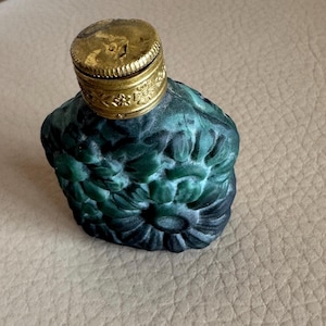 Frasco de perfume vintage de vidrio de malaquita, frasco de perfume de vidrio, frasco de perfume checo con tapón de vidrio, diseño de margaritas, vidrio opalino.