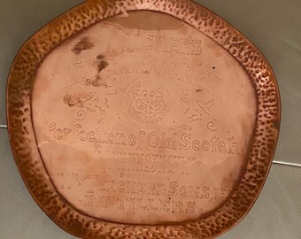 Bandeja antigua de whisky de cobre martillado: Artes y artesanías victorianas
