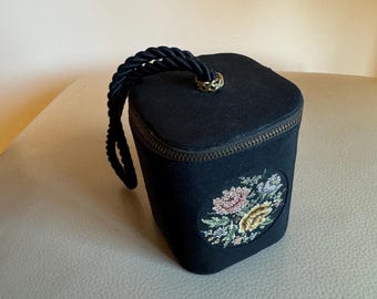 Torebka wieczorowa Petit Point z haftem w stylu vintage – czarna jedwabna torebka wieczorowa z lat 50.