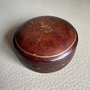 Scatola in pelle italiana, scatola con borchie in pelle, scatola in pelle vintage, scatola per gemelli, scatola con borchie per colletto di camicia, scatola in pelle marrone, pelle goffrata, anni '50 e '60