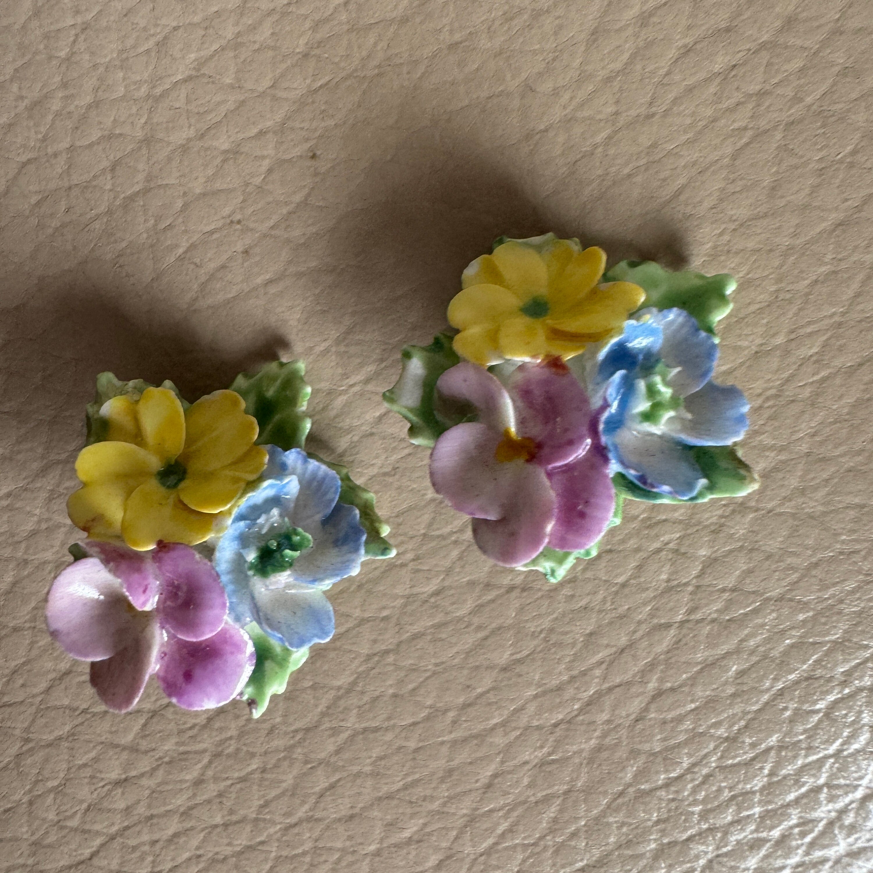 Boucles D'Oreille Clips En Porcelaine Anglaise Fleurs - Vintage 1861 - Occasion