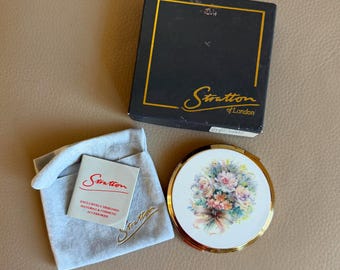 Espejo de mano Stratton vintage esmaltado con caja y estuche originales: años 70. Incluye espejo y etiqueta de cuidado.