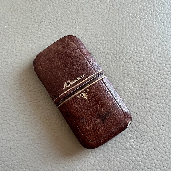 Necessaire francés antiguo Etui Estuche de aguja antiguo Necessaire de cuero antiguo Manicura antigua Década de 1890 Década de 1900 Archivo de peine en miniatura Tocador de lápiz