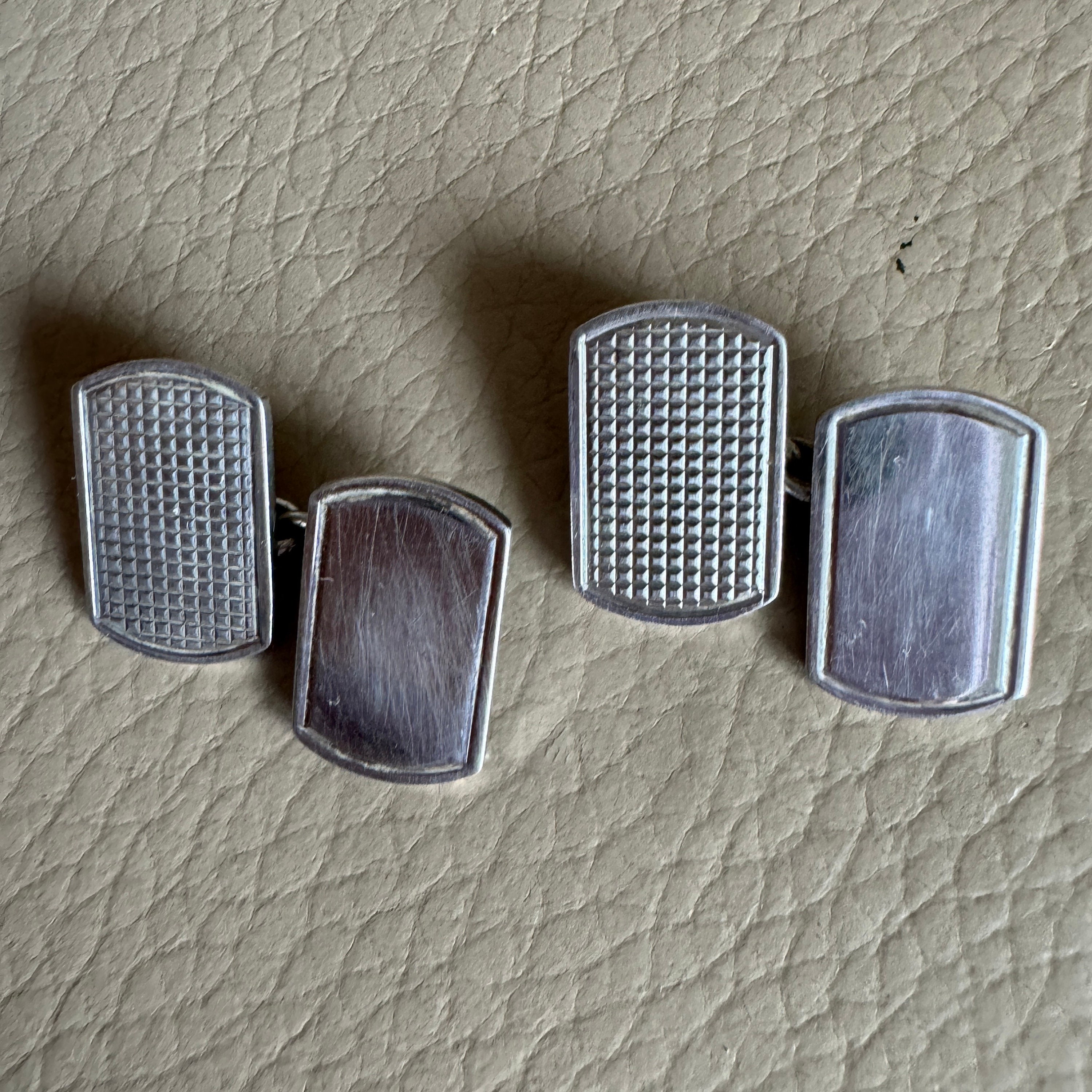 ヴィンテージの刻印入りシルバーカフスボタン：アールデコ調機械加工