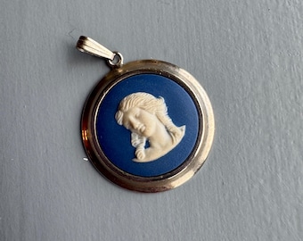 Vintage Wedgwood Jasperware Pendant: Silver Plated Cameo