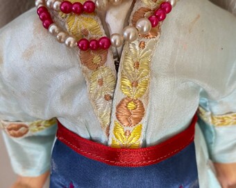 アンティーク中国製ビスクドール：1920年代の刺繍入りシルク