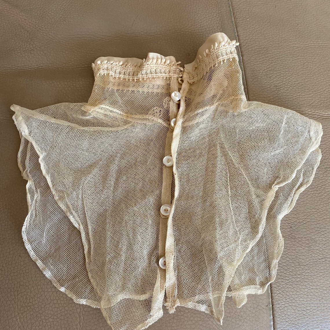 buttoned collar