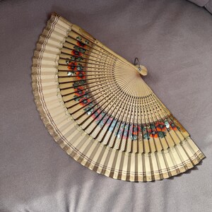 Abanico antiguo, abanico vintage, abanico de madera, abanico pintado a mano, abanico de papel, abanico plegable vintage, abanico vintage con flores, abanico floral, década de 1930