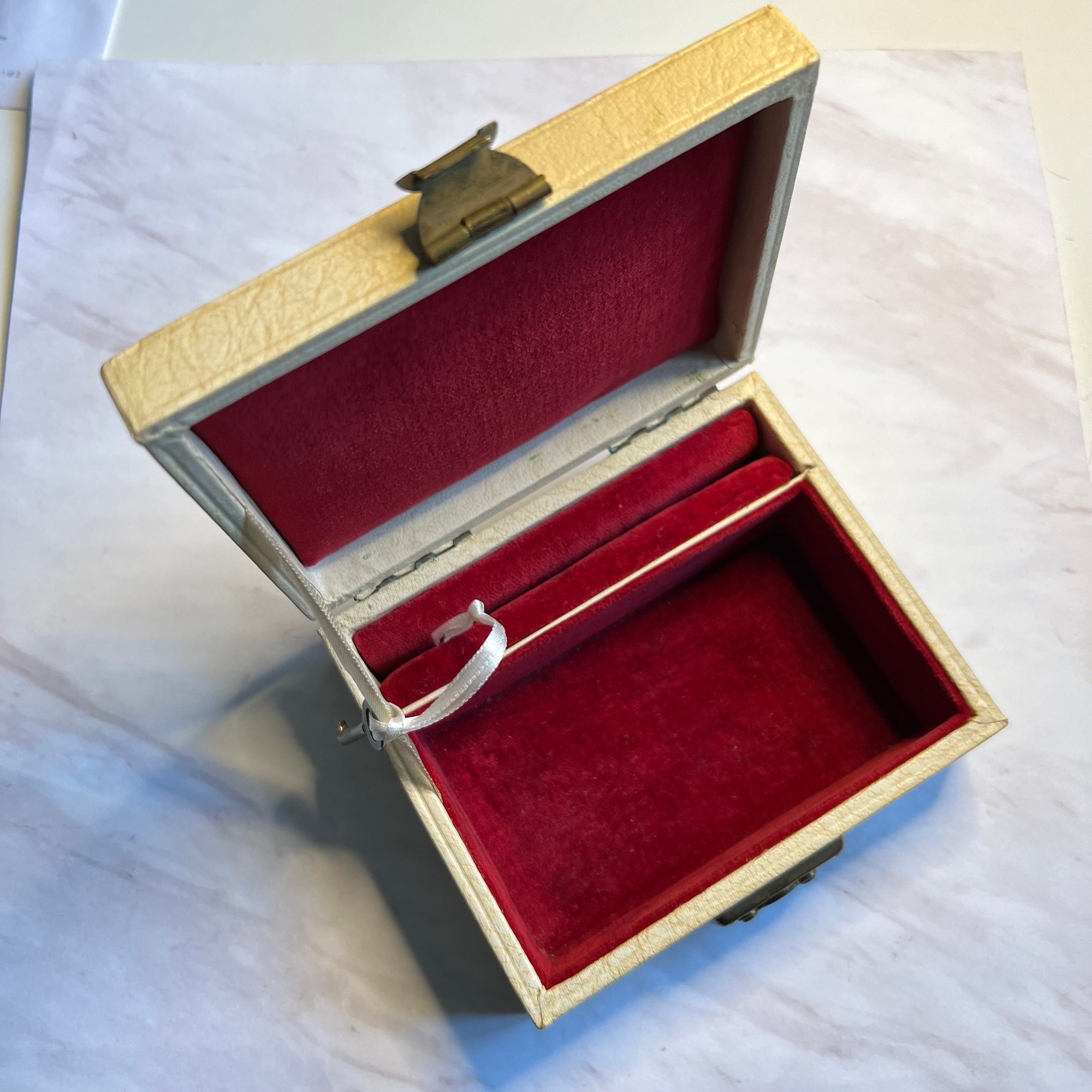 Vintage Jewellery Box Travel Jewellery Box Cream Jewelry Box Cream Vinyl  Red Velvet Lining 1970s 1960s Vintage Travel Jewelry Case Lock Key