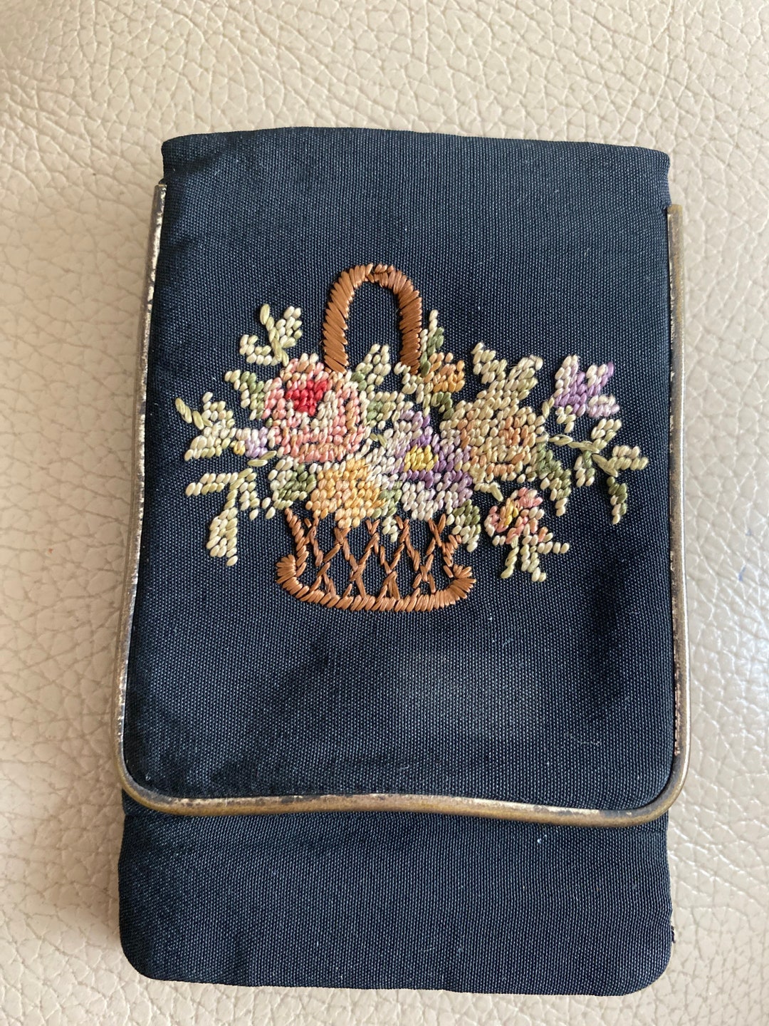 プチポワン アンティーク バッグ シルク 1950年代のヴィンテージシルクハンドバッグ：プチポワンの花の刺繍
