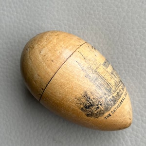 Ancien étui à couture victorien étui à couture Mauchline Ware oeuf étui du 19ème siècle fil dés à coudre étui des années 1870 des années 1880 vieille cathédrale d&#39;Aberdeen