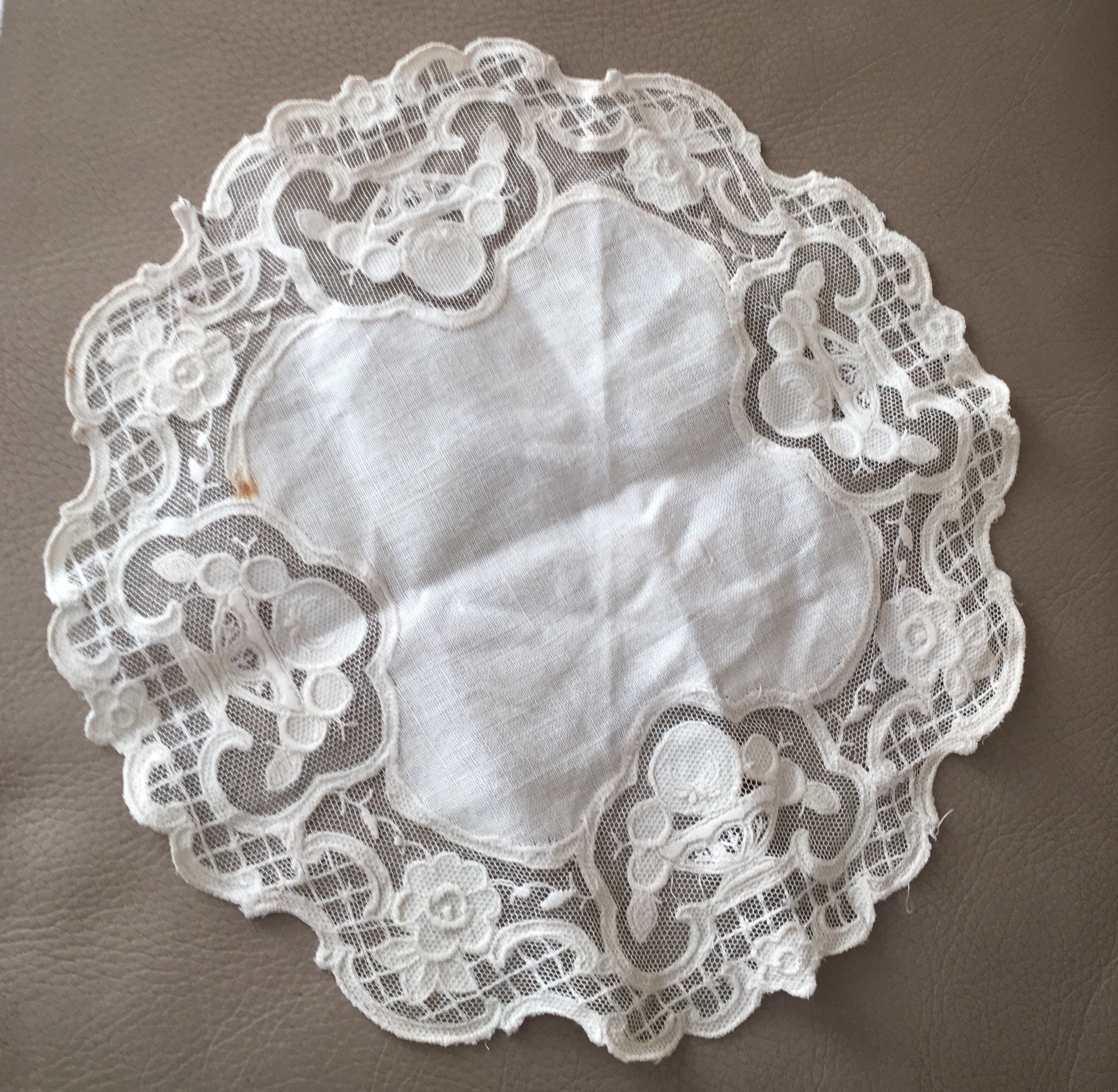 ヴィンテージクリームレースマット：刺繍入りコットンテーブルセンター