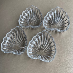 Vintage Sundae Dishes Set 4 Dishes Sweet Dishes Dessert Bowls Pressed Glass Dishes Ice cream Dishes Vintage Dishes Small Dishes Heart