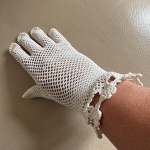 Crochet White Gloves Vintage Crochet Gloves Confirmation Gloves Bridesmaid Gloves Bridal Gloves Wedding Gloves Small Gloves Stretch Gloves