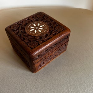 ヴィンテージ彫刻木製ジュエリーボックス：花のディテール、インド製