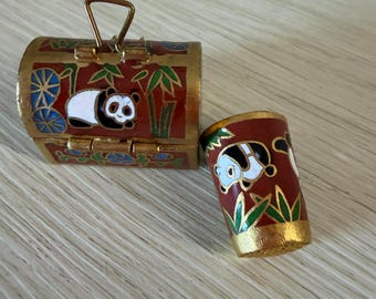 Dedal vintage em esmalte cloisonné com estojo: acessório de costura, design de panda