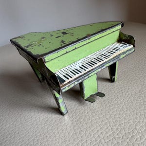 Piano de cola antiguo para casa de muñecas, muebles de casa de muñecas de los años 30, piano de esmalte verde para muñecas, piano de esmalte para casa de muñecas, piano vintage para casa de muñecas.
