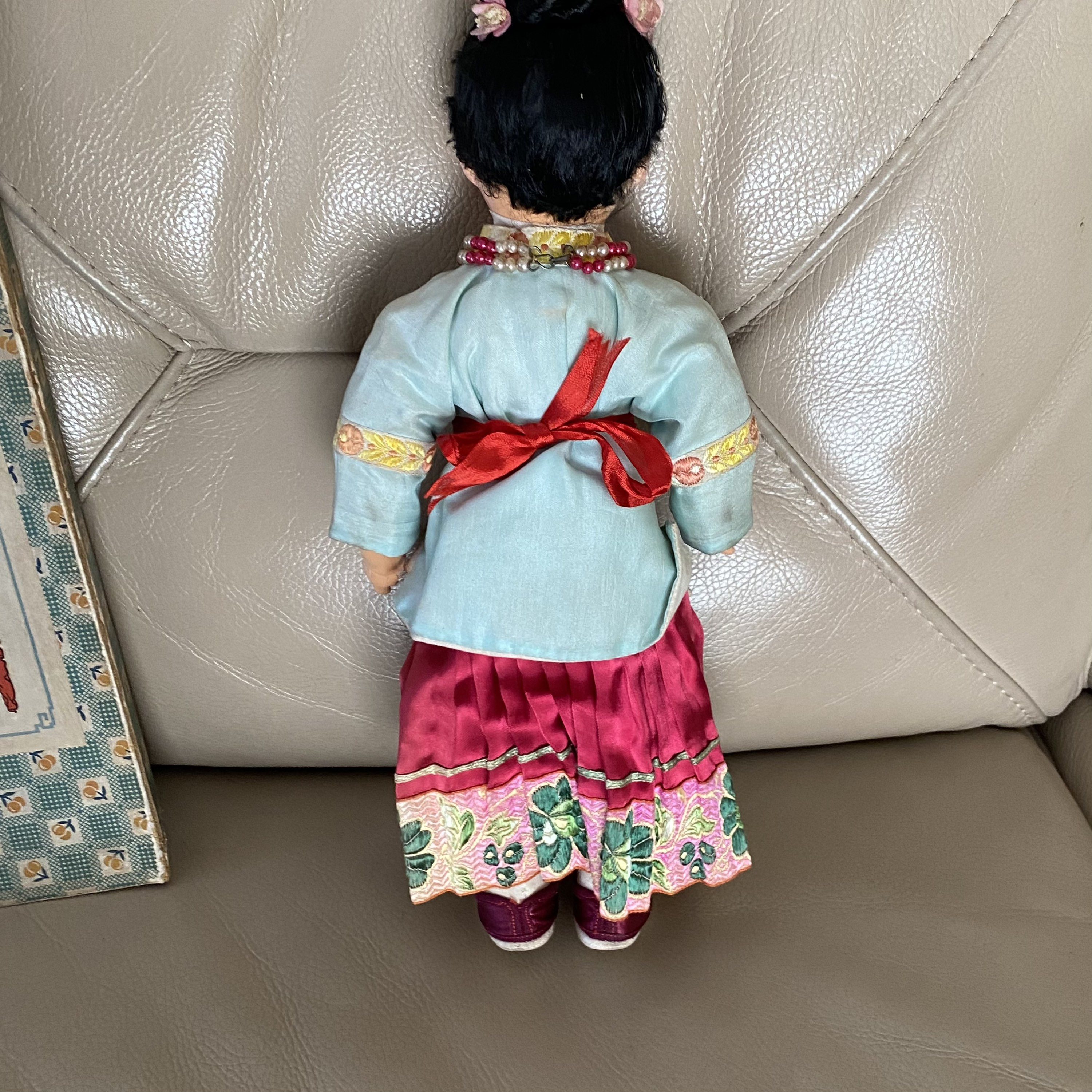 アンティーク中国製ビスクドール：1920年代の刺繍入りシルク