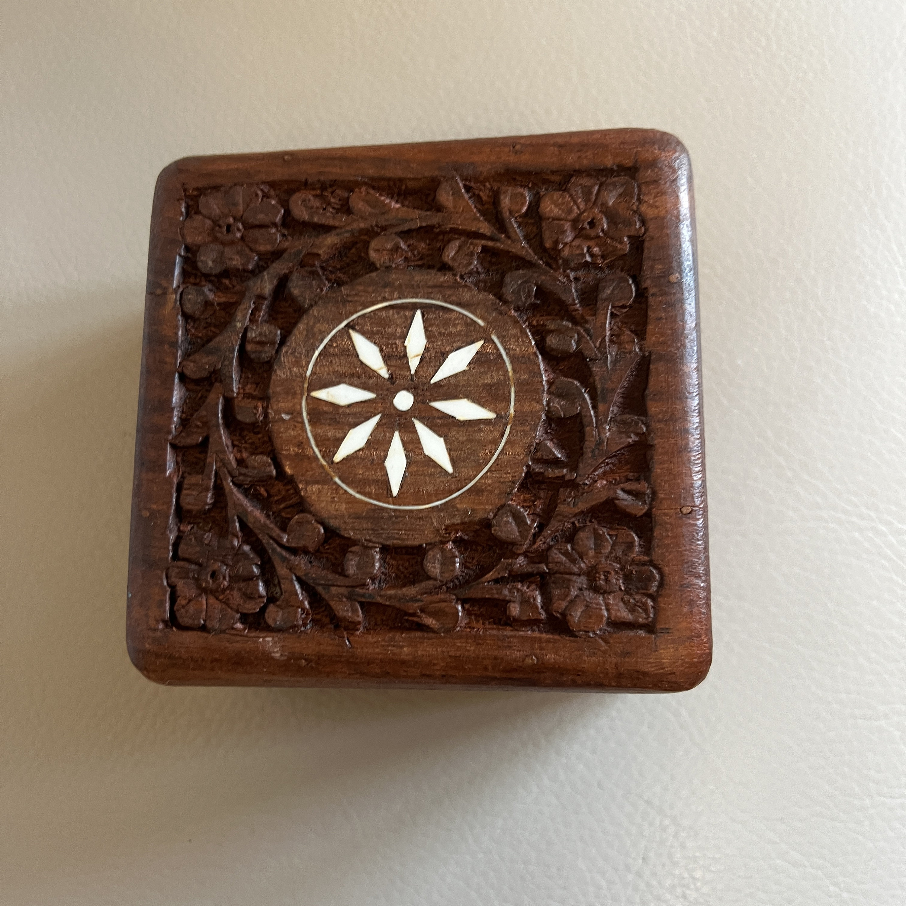 ヴィンテージ 中国 ウッドジェイド 彫刻 フラワー ジュエリー ボックス ケース Vintage Chinese Rose Wood Lacquered Jewelry Box With Inlay