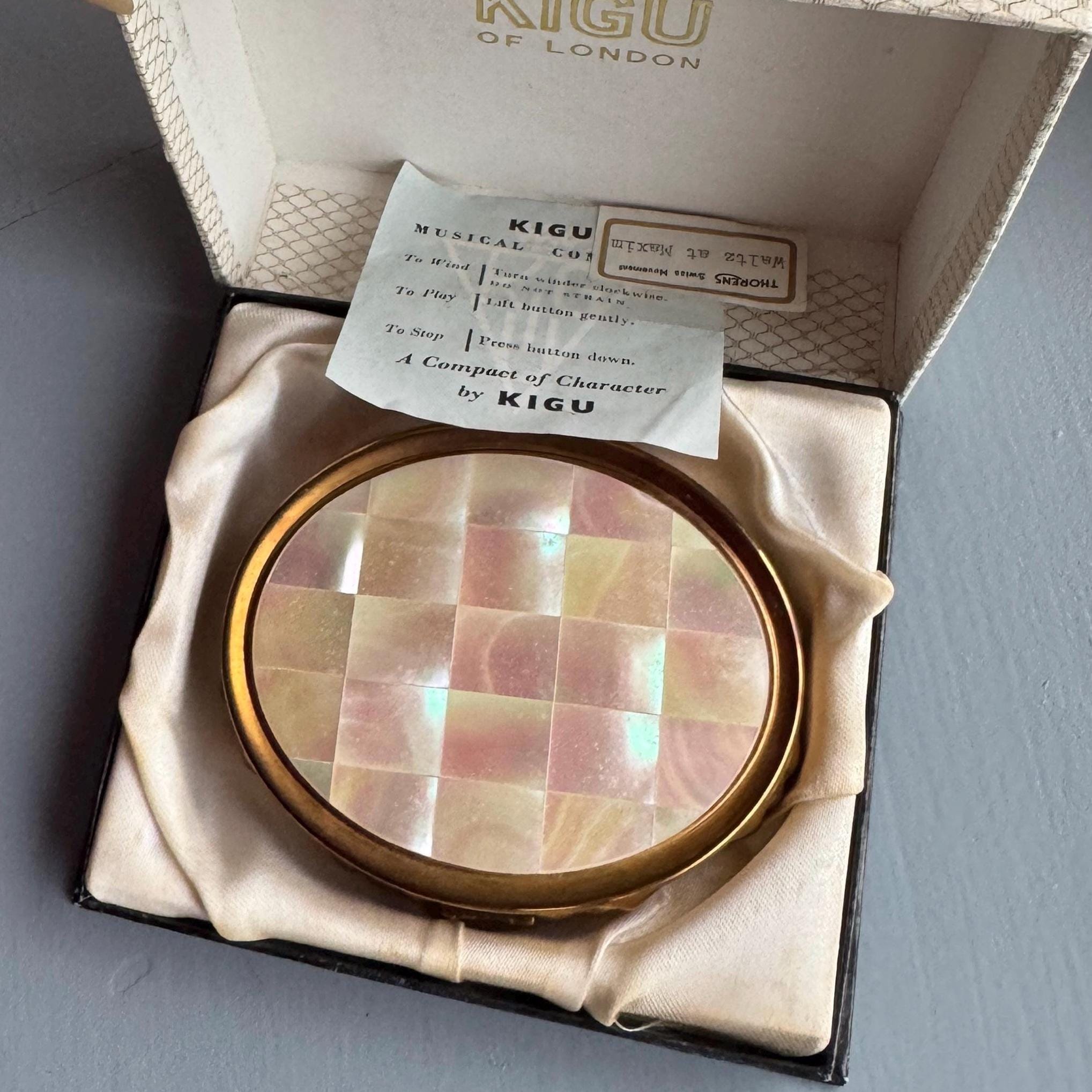 KIGU Concerto Musical Powder Compact: 1950s Handbag Mirror, Sifter