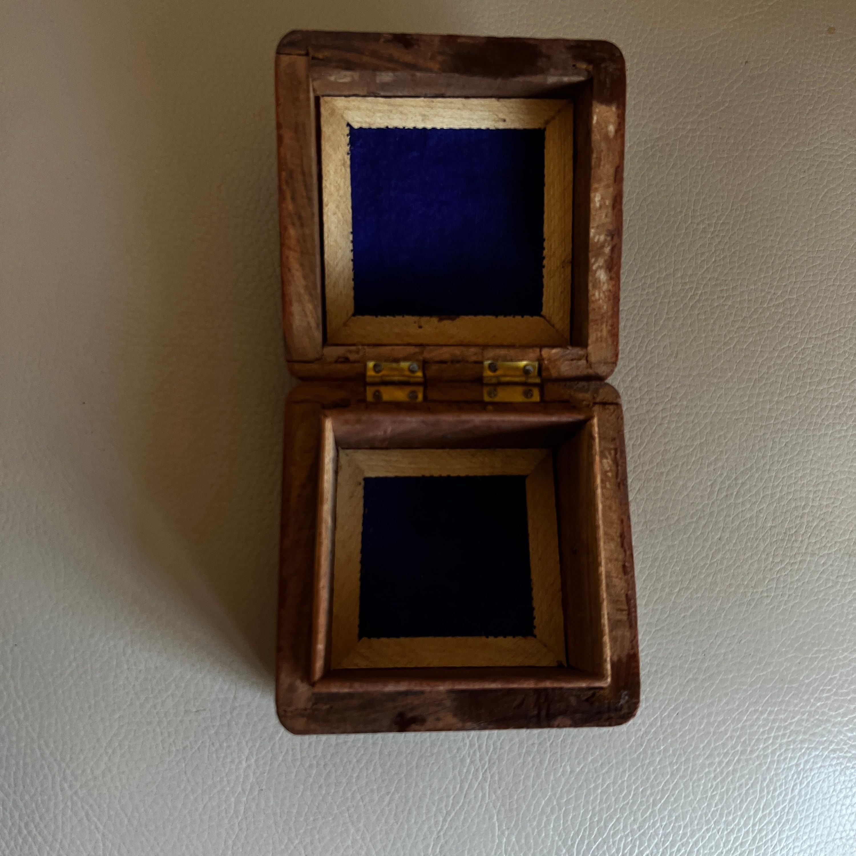 ビンテージジュエリーセット 木製ボックス付き ヴィンテージ彫刻木製ジュエリーボックス：花のディテール