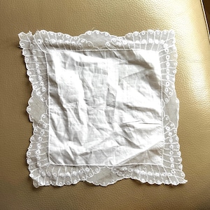 Antieke zakdoek met tamboer-kant: geborduurde katoenen zakdoek uit de jaren 1910