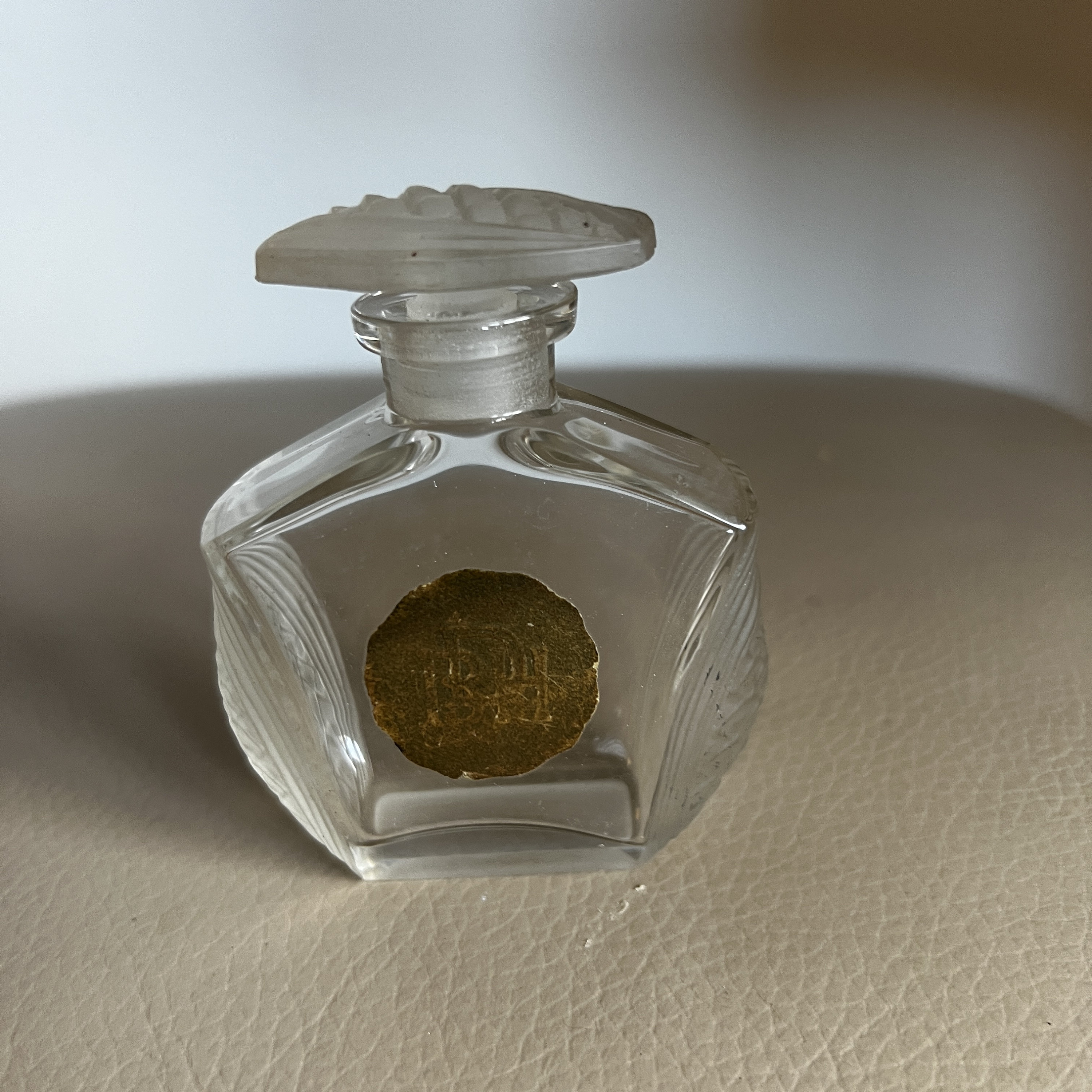 アールデコ調ガラス香水瓶：1920年代のオリジナルラベル付き香水瓶